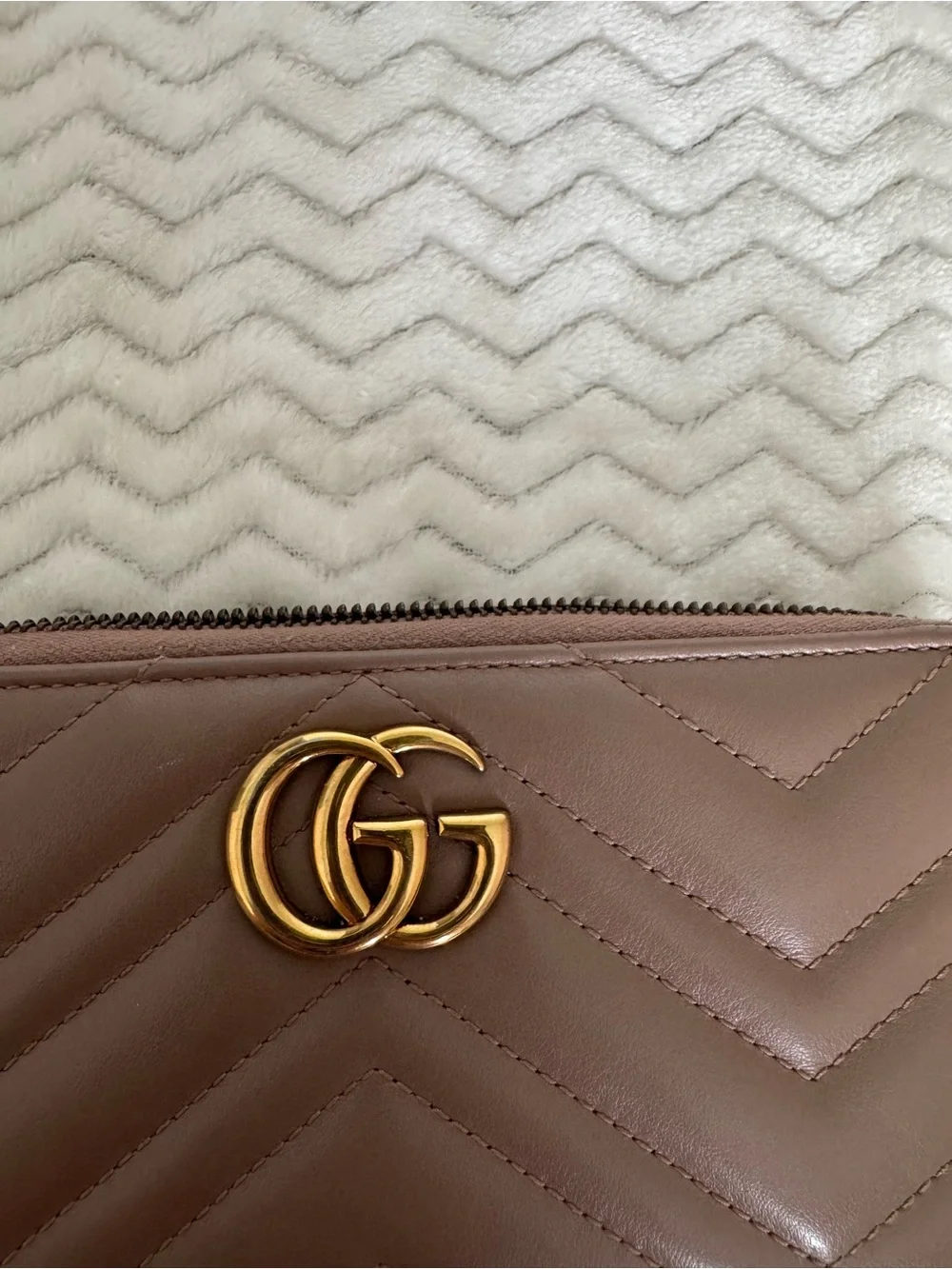 Gucci Mauve Taupe Chevron Quilted GG Zip Wallet with Gold Hardware